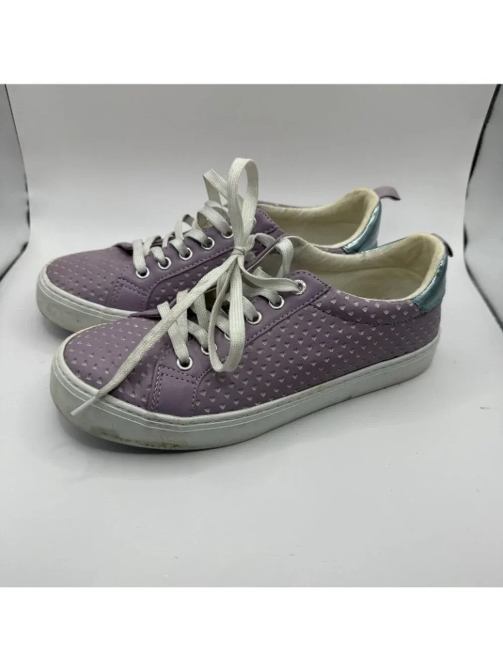 Old Navy Girls Shoes Sz 5 Perforated Lace Up Sneakers Purple Lilac Hearts Tennis